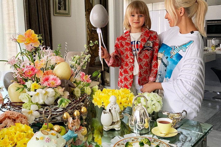 Яна Рудковская с сыном на пасхальном завтраке