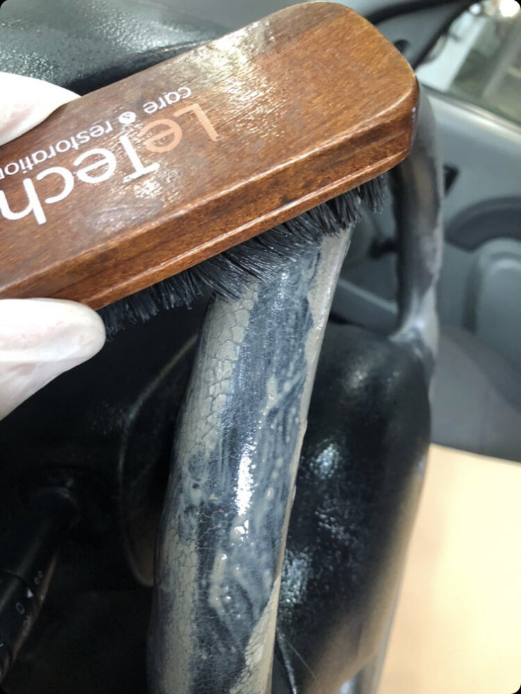 Грязь с руля мгновенно стала растворяться, тряпки на мусор сразу же ушли…