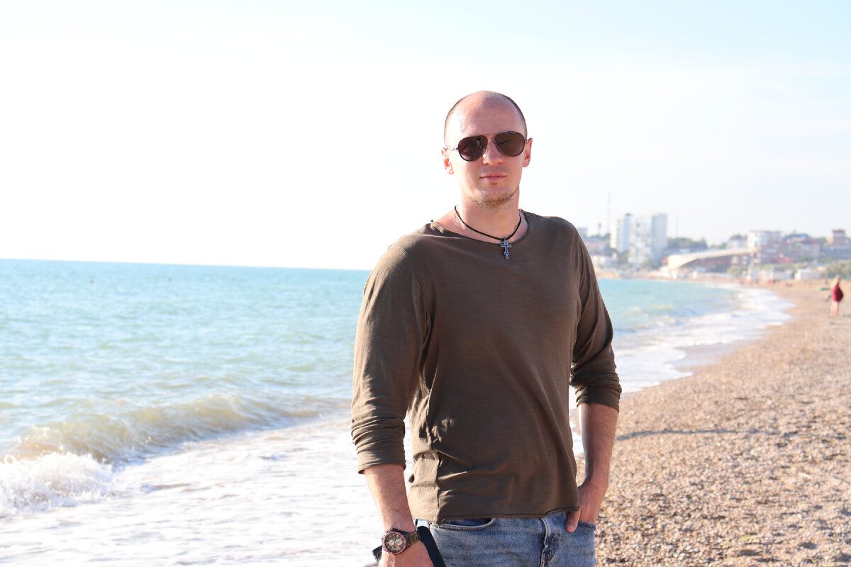 Константин, мне 31 год, предприниматель. Переехал в Крым на ПМЖ и не жалеет