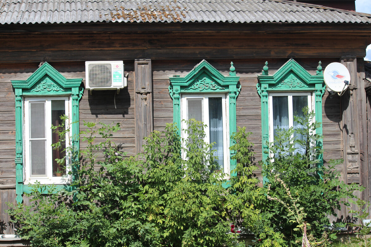 В городе сохранились дома с резными наличниками. Фото автора. Листайте галерею, чтобы увидеть больше