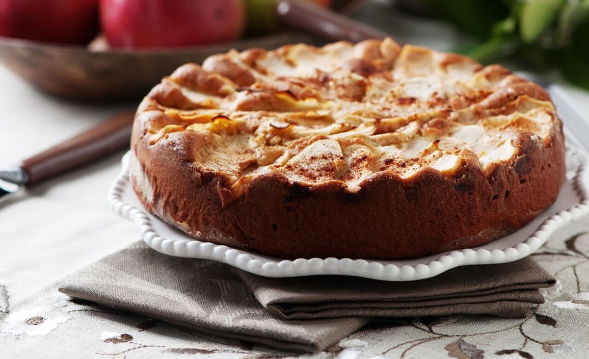 Источник фото-сайт: https://twilight-saga.ru/800/600/https/mykaleidoscope.ru/uploads/posts/2020-01/1579895478_16-p-sharlotki-s-yablokami-51.jpg