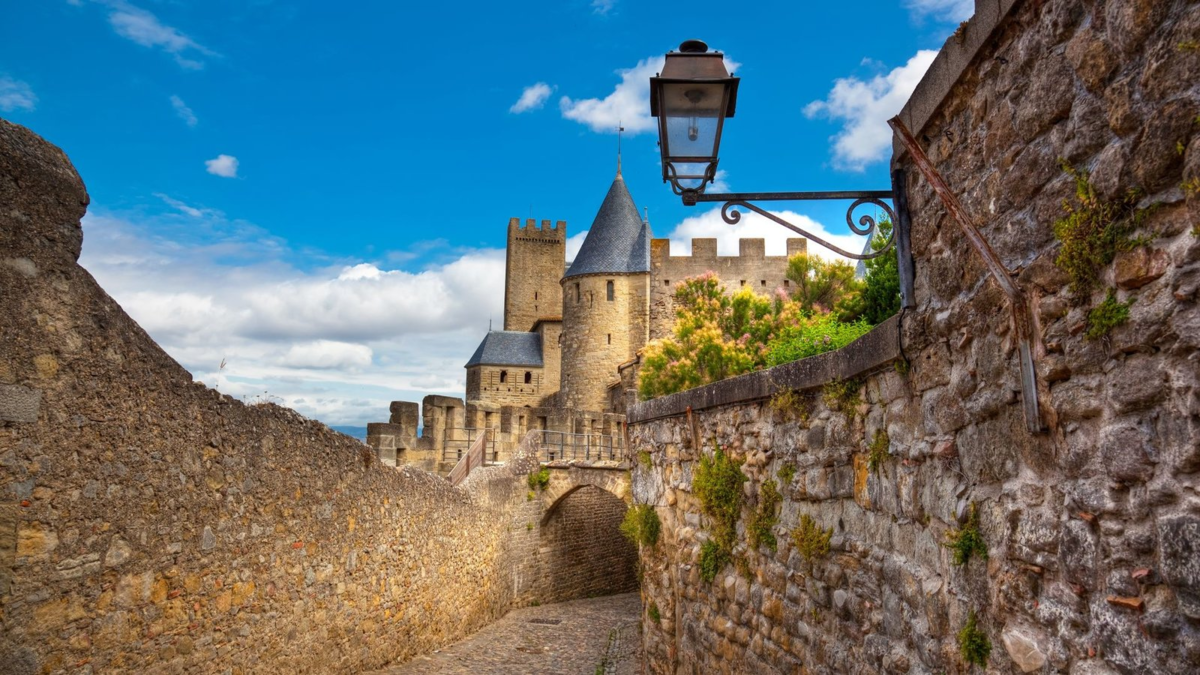 Древние укрепленные города катар сделались сегодня одними из главных достопримичательностей Альп.