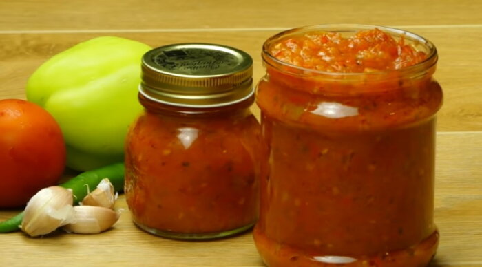 Рецепт аджики на зиму из помидоров, перца и чеснока: секреты варки и сохранение в длительное хранение
