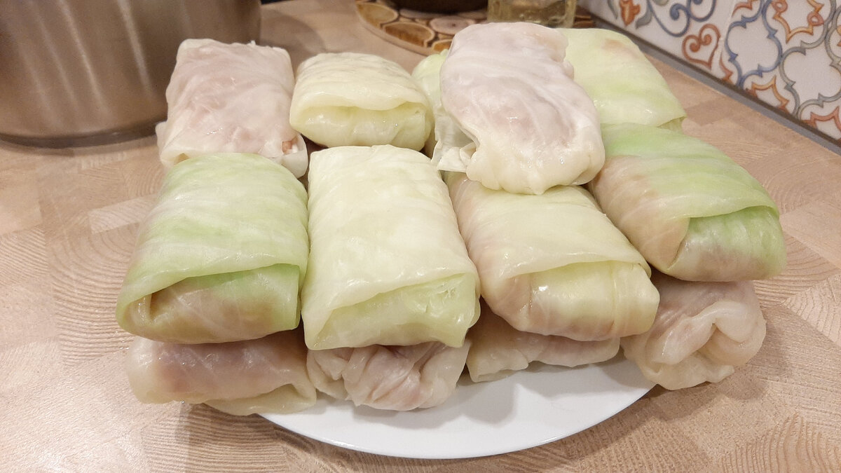 Голубцы с молодой капустой рисом и фаршем. Голубцы с капустой рисом и фаршем. удельная верный голубцы импортные.