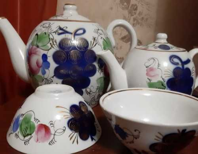 Фото из интернета. Большой заварочный чайник из такого комплекта.