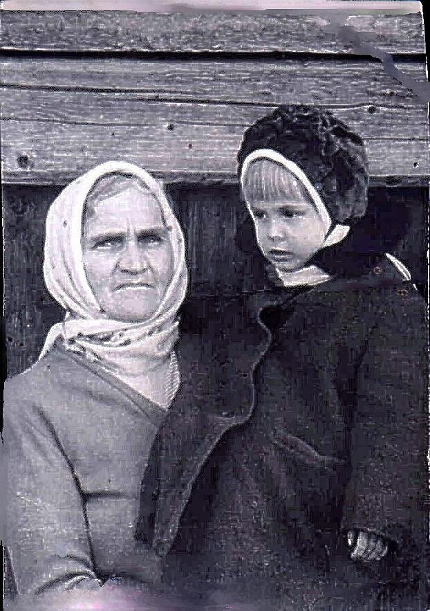 Дочь Николая Рубцова Лена (родилась 20 апреля 1963 г.) с бабушкой Шурой (1966 г.)