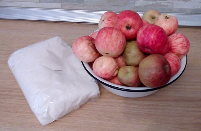 Для варки варенья нужны яблоки, сахар и немного воды.