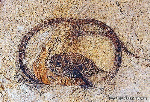 Черная черепаха охраняет северную часть гробницы.