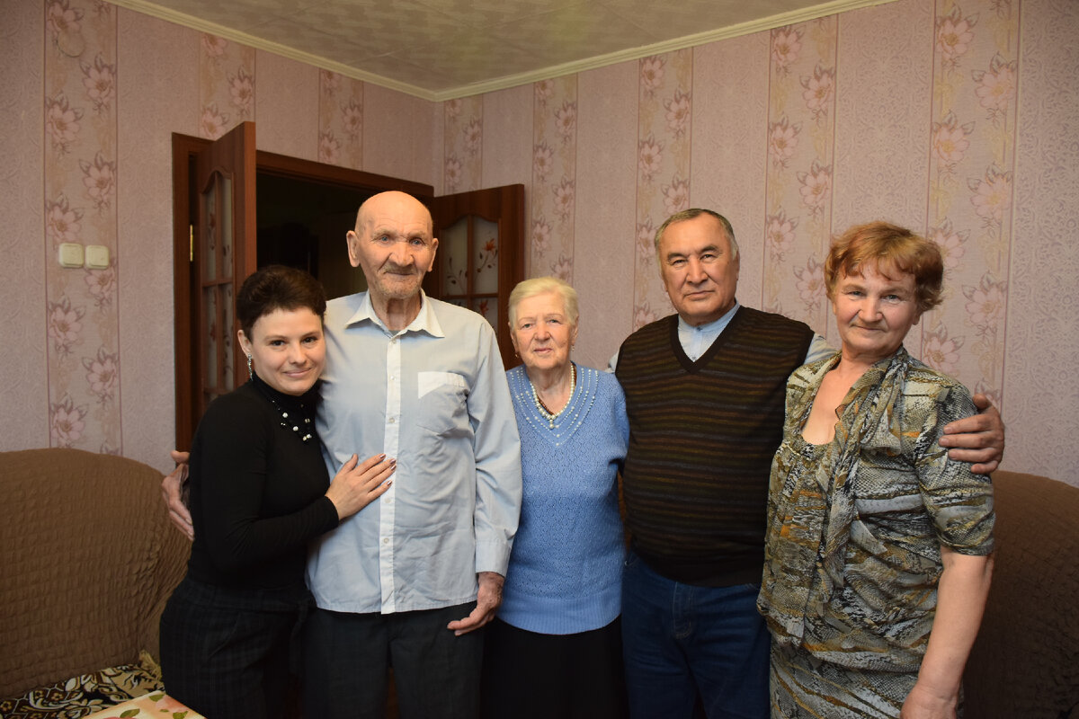 Ветеран с дочерью (справа) и представителями Совета ветеранов
