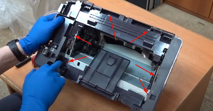 Отщелкиваем защелку, указанную левой стрелкой для снятия планки с USB разъемом