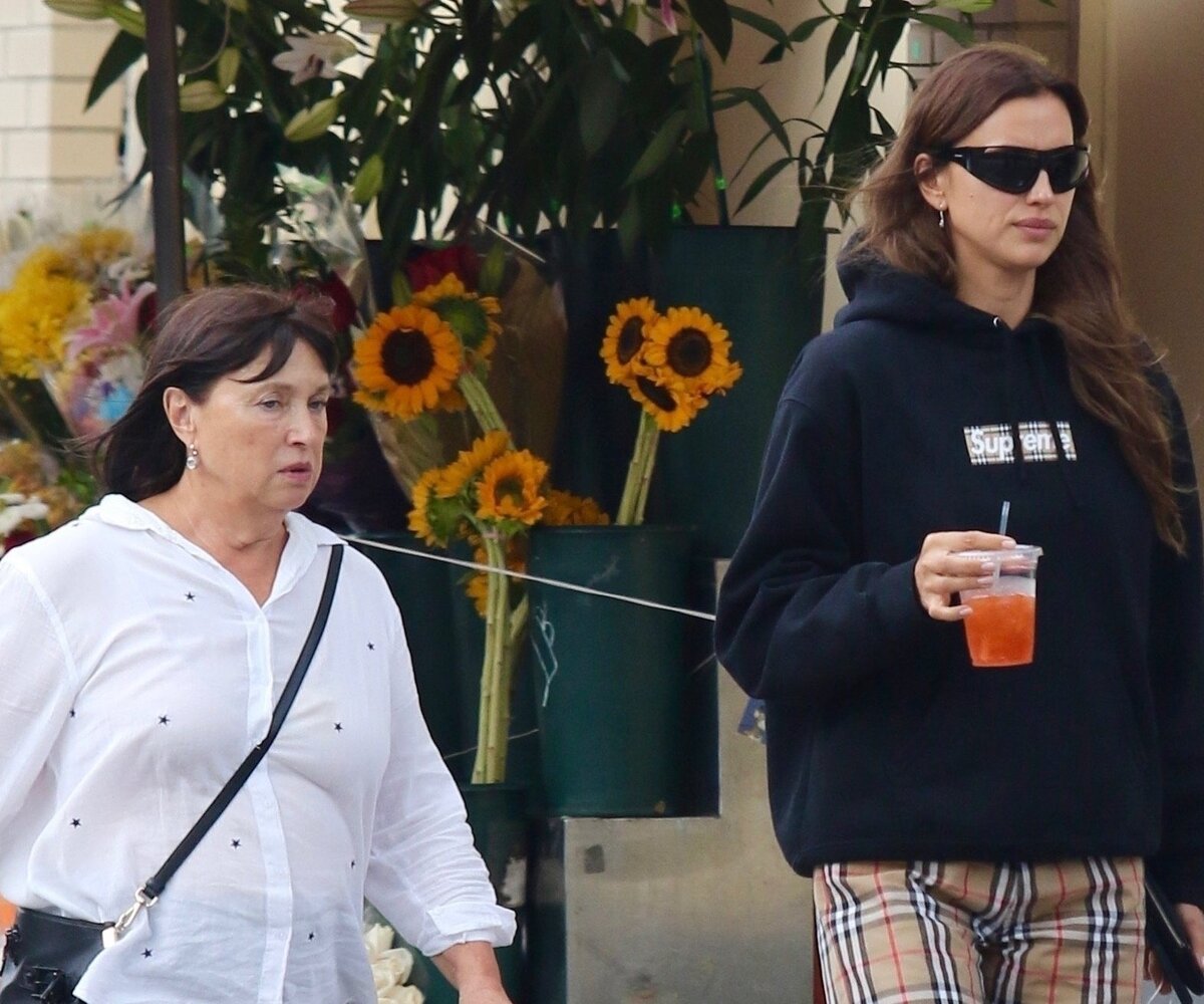     «Невероятно похожи!»: Ирину Шейк с матерью в Нью-Йорке поймали папарацци