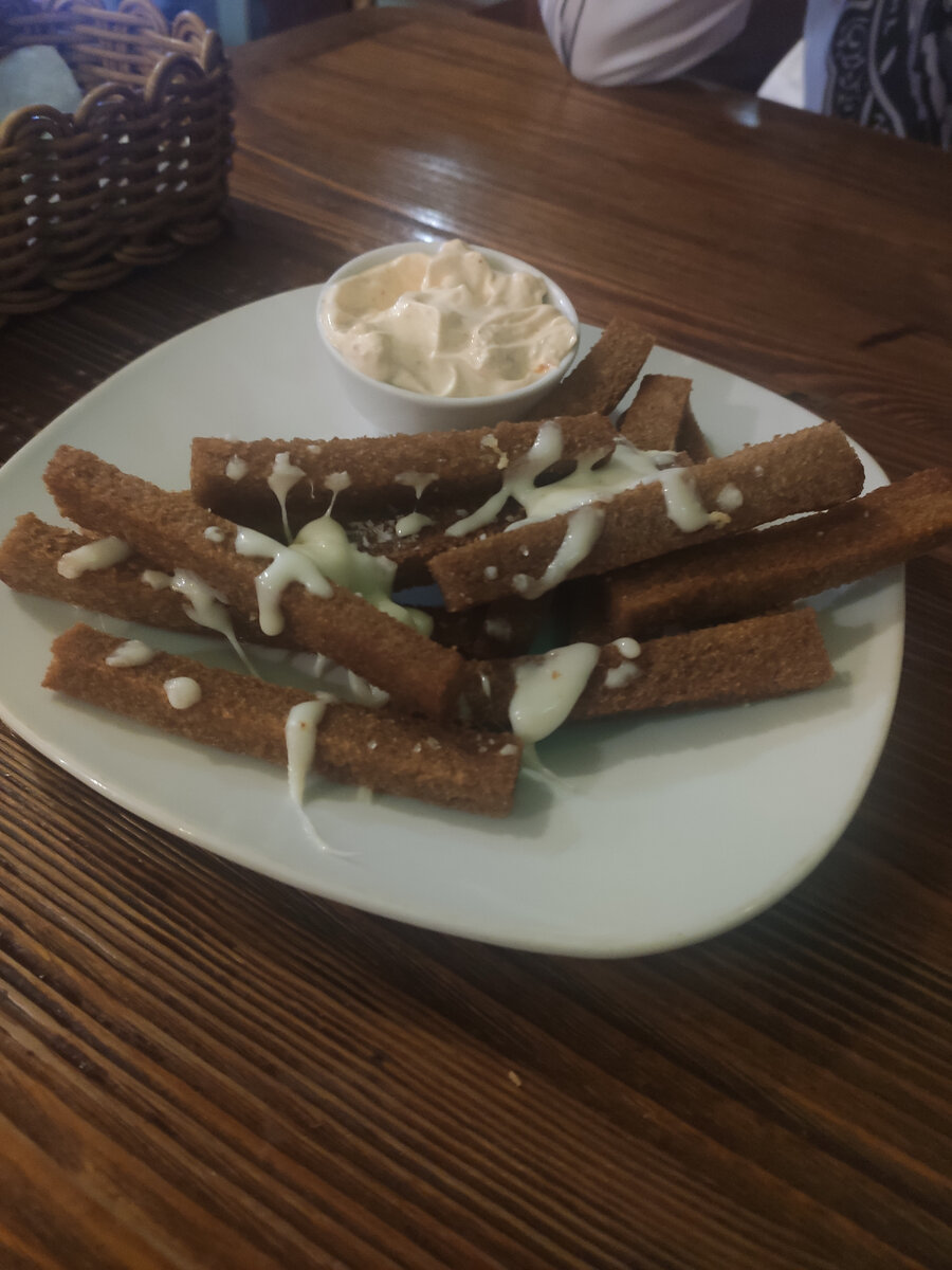 Гренки с сыром и фирменным соусом 