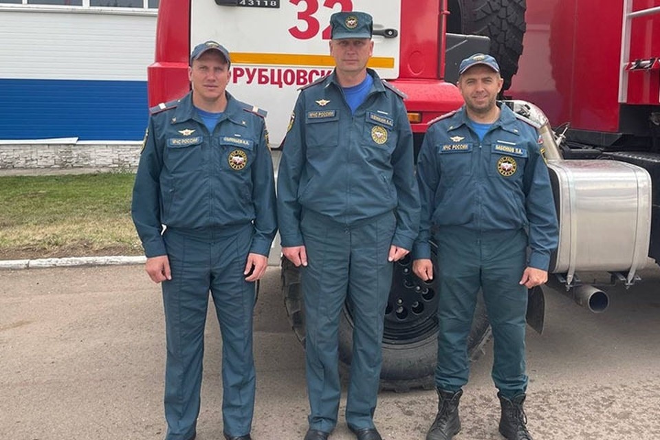     Пожарные, спасшие жильцов дома  пресс-службы ГУ МЧС по Алтайскому краю