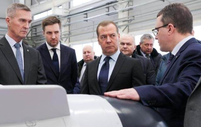 Источник: https://vpk.name/news/683194_medvedev_rost_postavok_vooruzhenii_v_vs_rf_pozvolit_nanesti_porazhenie_kievskomu_rezhimu.html