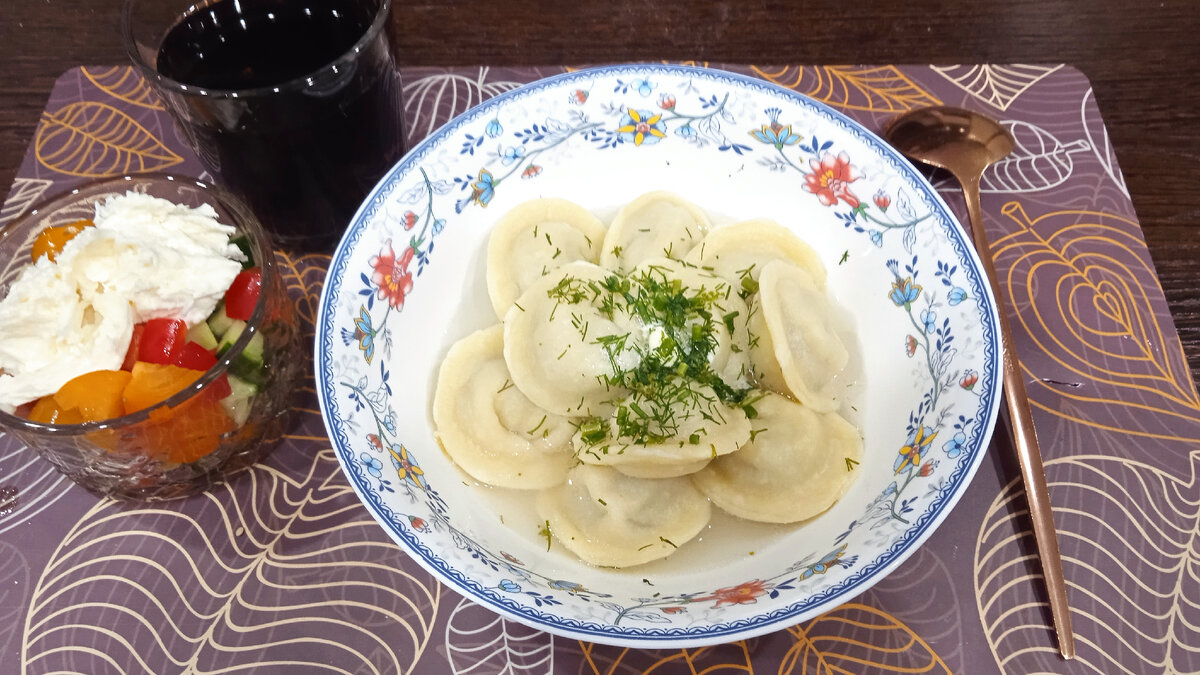 Моцареллу рвала руками. Так она лучше смешивается с овощными соками. А может, мне кажется.