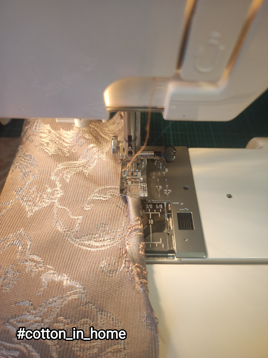 Обрабатываем короткие края швом в подгибку