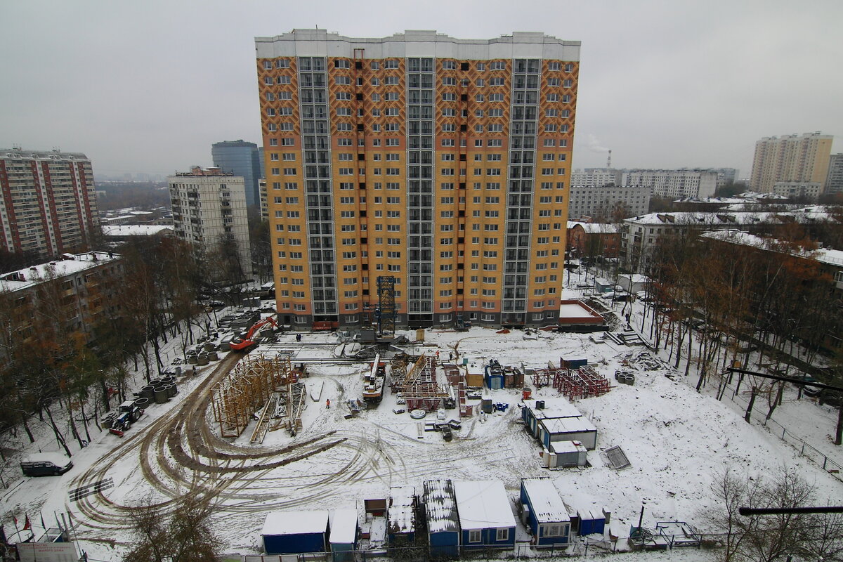 Это пример типичной московской застройки (не наш дом), отдельно стоящие высотки.
