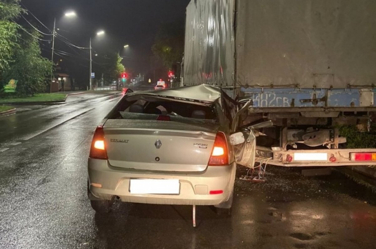    В Брянске врезавшийся в стоявшую фуру водитель «Логана» сломал позвоночник