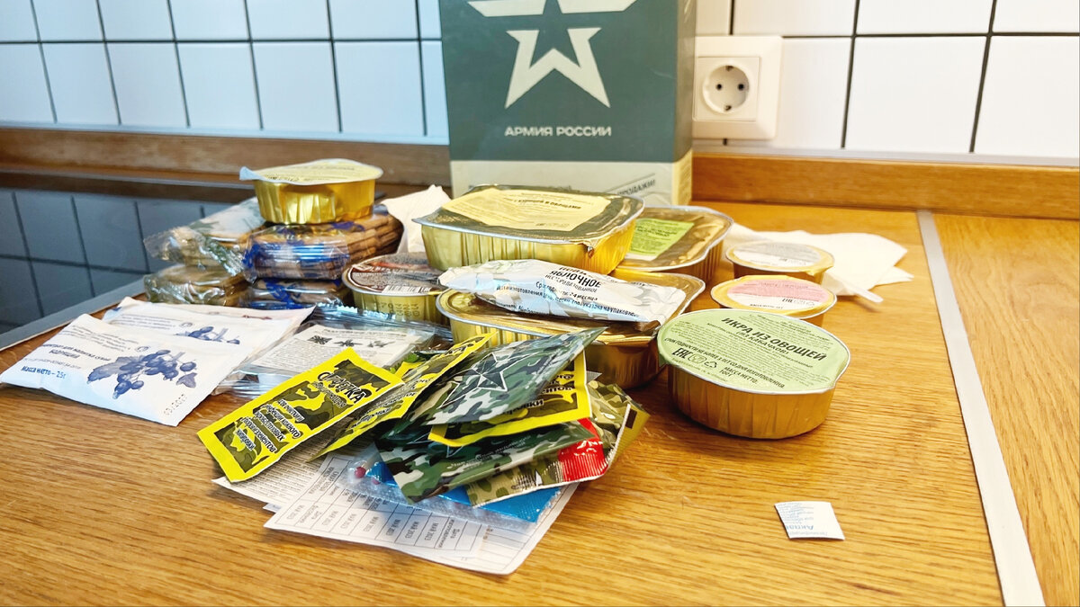 Жены солдат могут спать спокойно - они там не голодают. Показываю, что ...