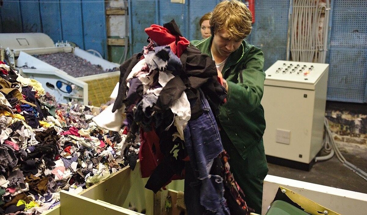 Куда можно сдать платье. Утилизация одежды. Свалка одежды. Утилизация текстильных отходов. Переработка старой одежды.