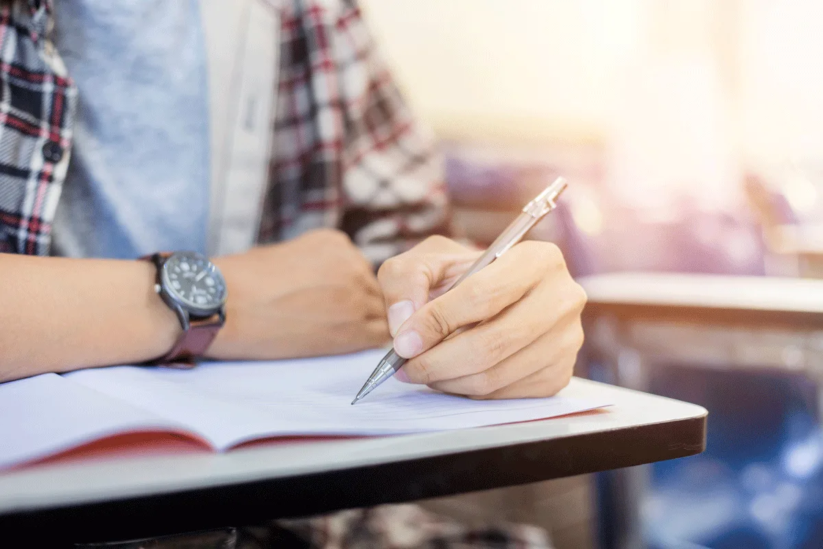 Student writing paper. Письменный экзамен. Пишет экзамен. Студенты пишут экзамен. Экзамен тестирование.