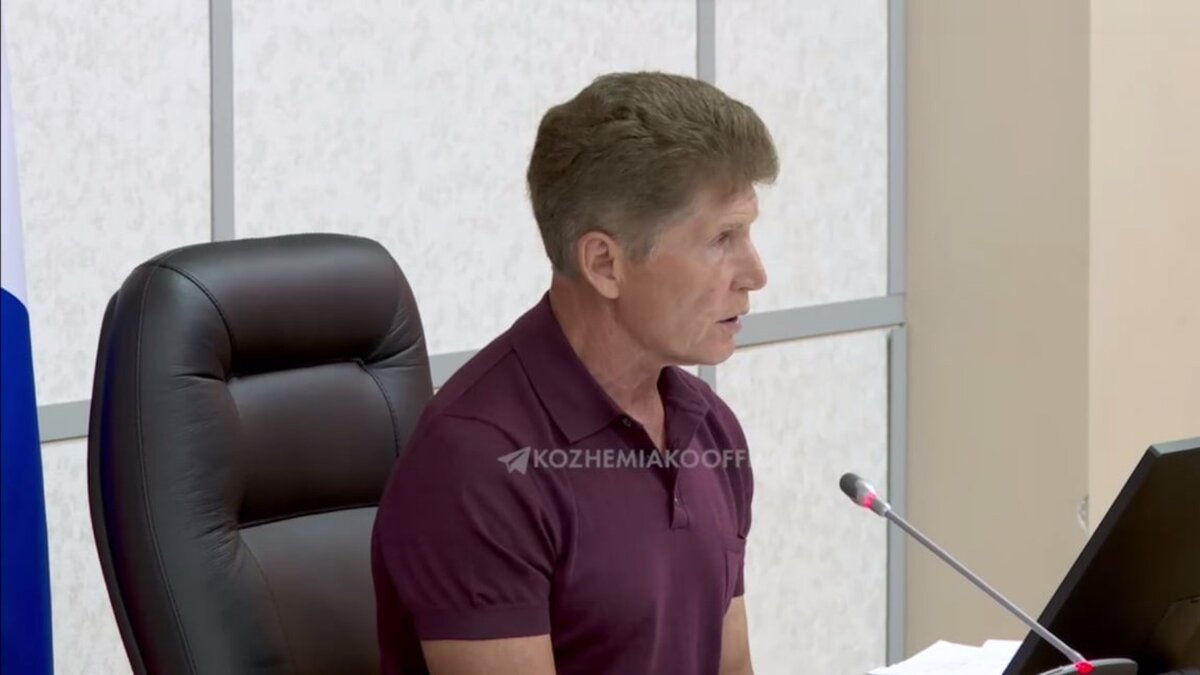     Несколько месяцев подряд приморцы жаловались на состояние региональных трасс и их обслуживание. Губернатор региона лично проверил обозначенные дороги и убедился в необходимости показать некоторым чиновникам на дверь.
