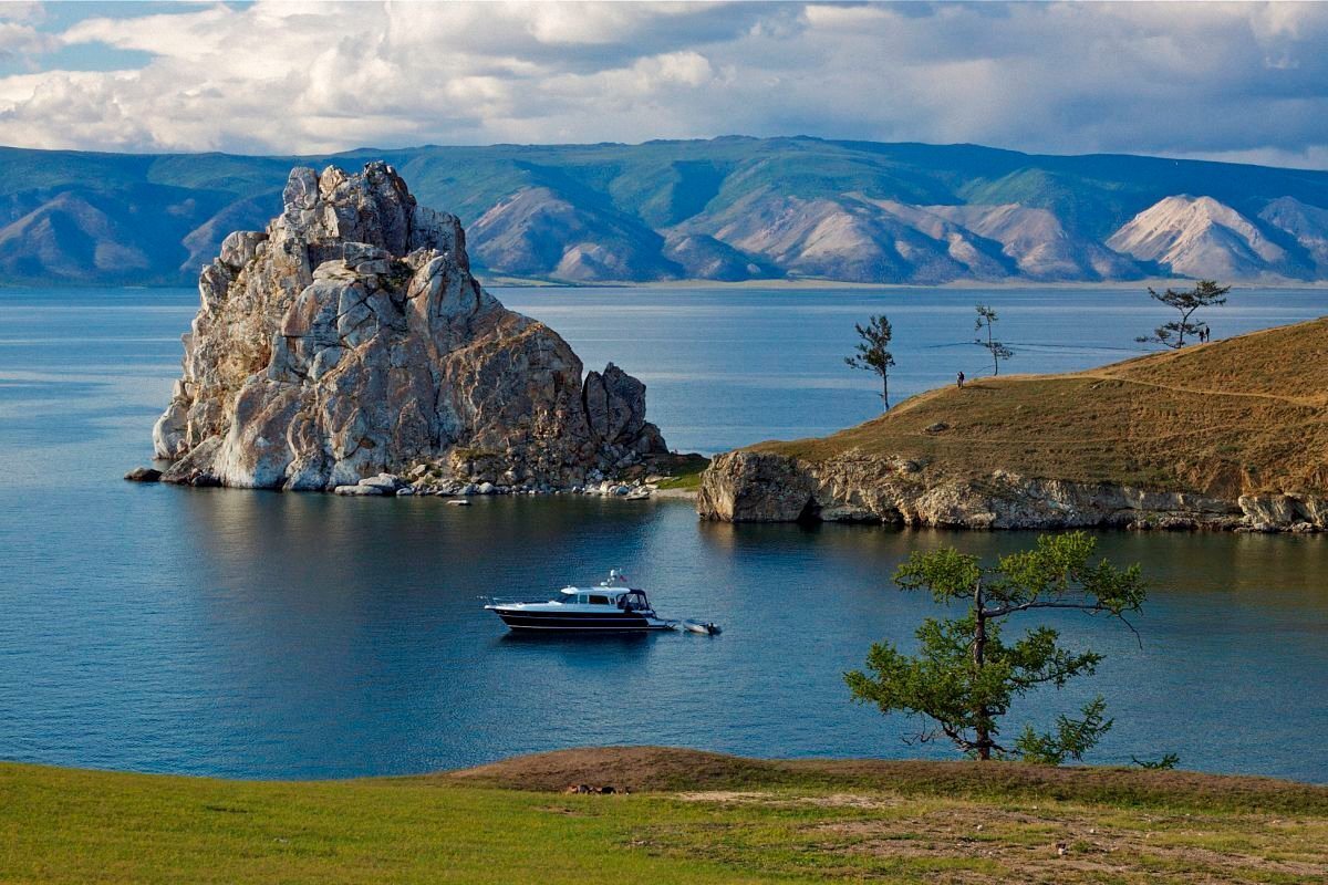 Байка́л (бур. Байгал далай) — озеро тектонического происхождения в южной части Восточной Сибири площадью 31 722 км², самое глубокое озеро на планете, крупнейший природный резервуар пресной воды и самое большое по площади пресноводное озеро Евразии.