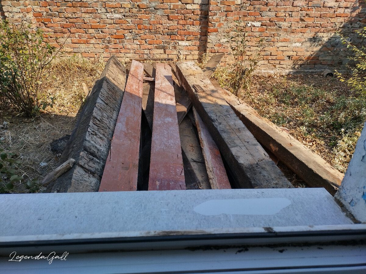 Посередине те самые доски, по которым спускали, а шпалы с двух сторон лежат, аккуратненько скинутые ))