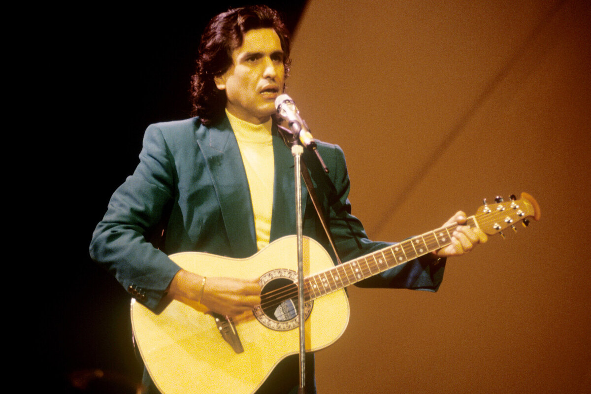 Тото Кутуньо на выступлении в Дортмунде, Германия, 1990 год / Фото: picture alliance/Getty Images