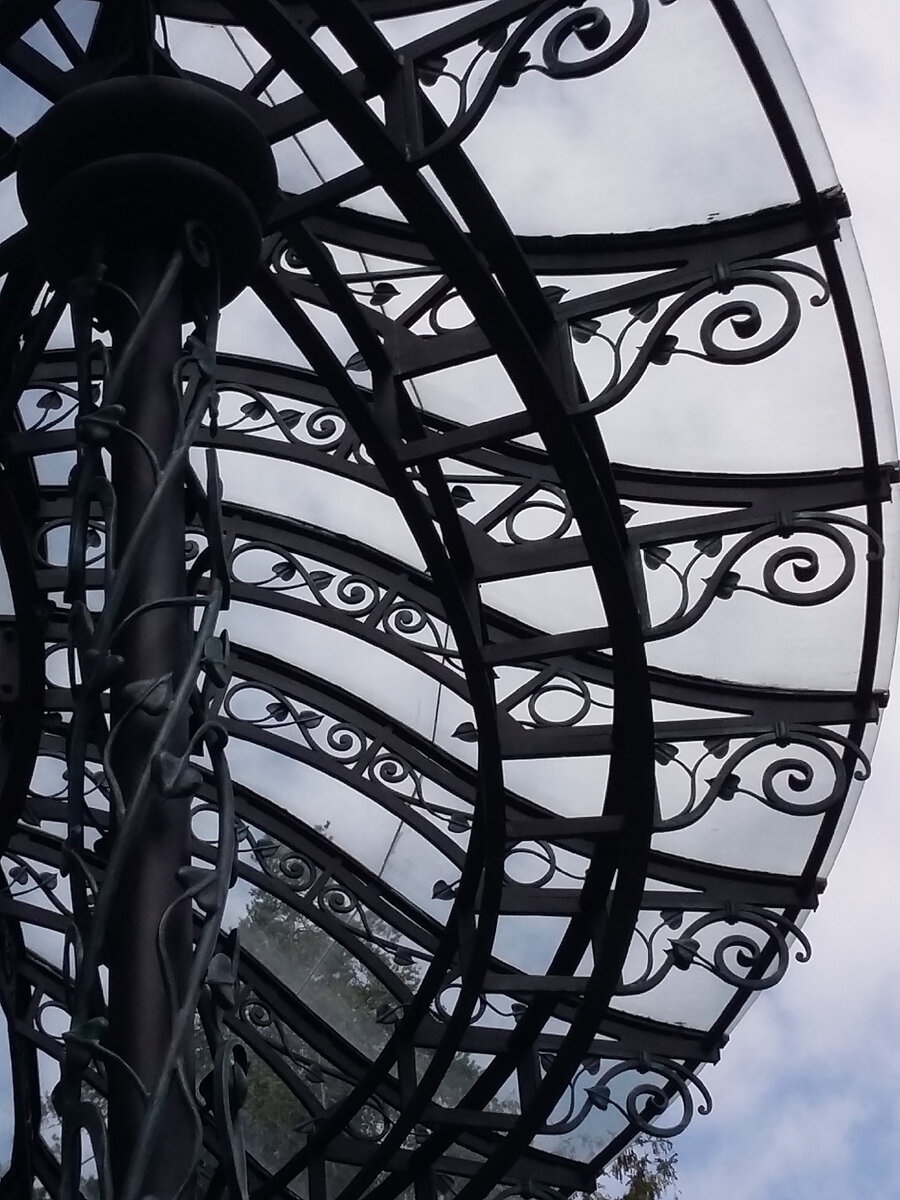 Кованный козырек. со стеклом.