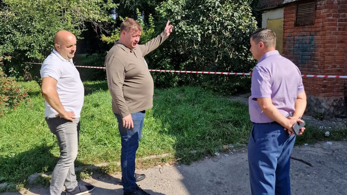    В Курске замгубернатора Алексей Дедов и заммэра Николай Цыбин осмотрели последствия удара БПЛА