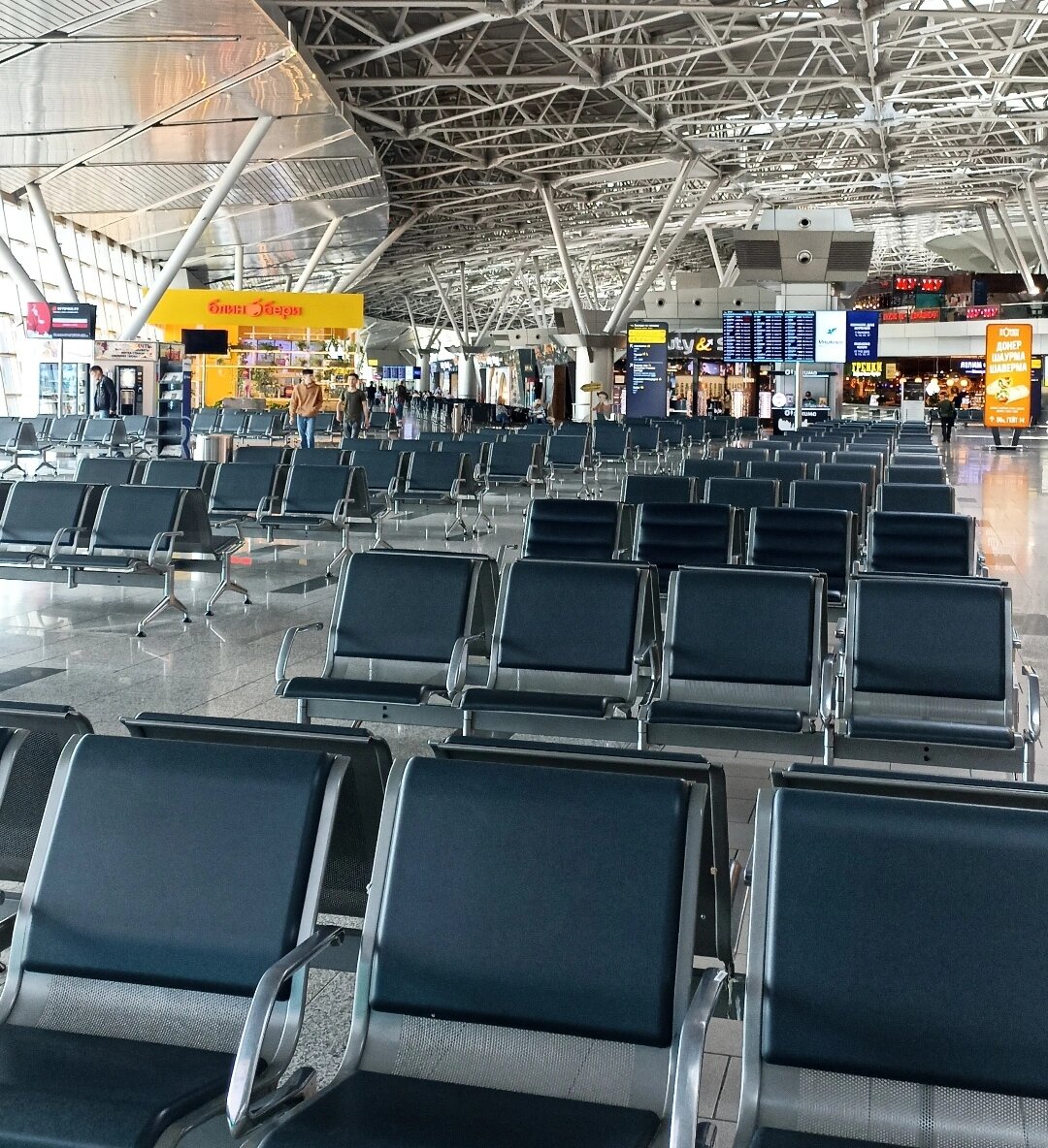 В аэропорту Внуково спокойно. Народу нет