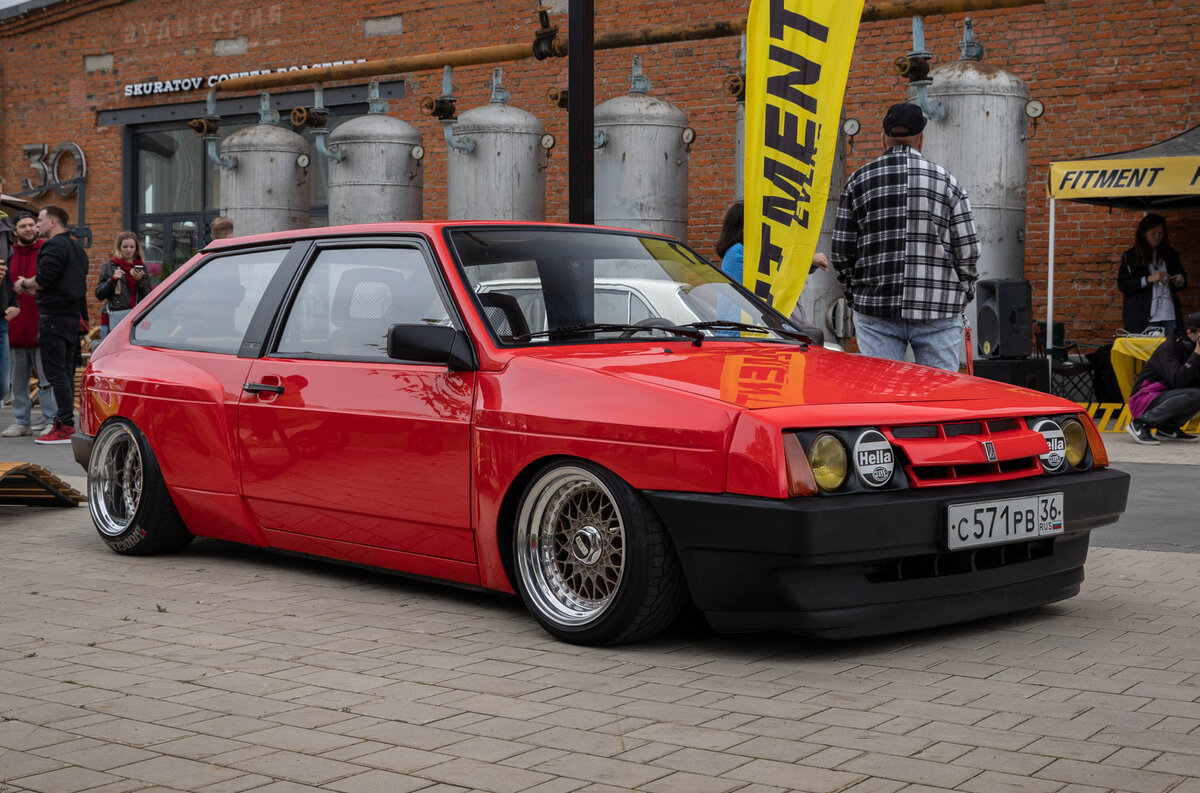    История фестивалей от сообщества Fitment Event началась в 2019 году, и с тех пор они объединяют людей, увлеченных stance-культурой.   
Светлана Парфенова