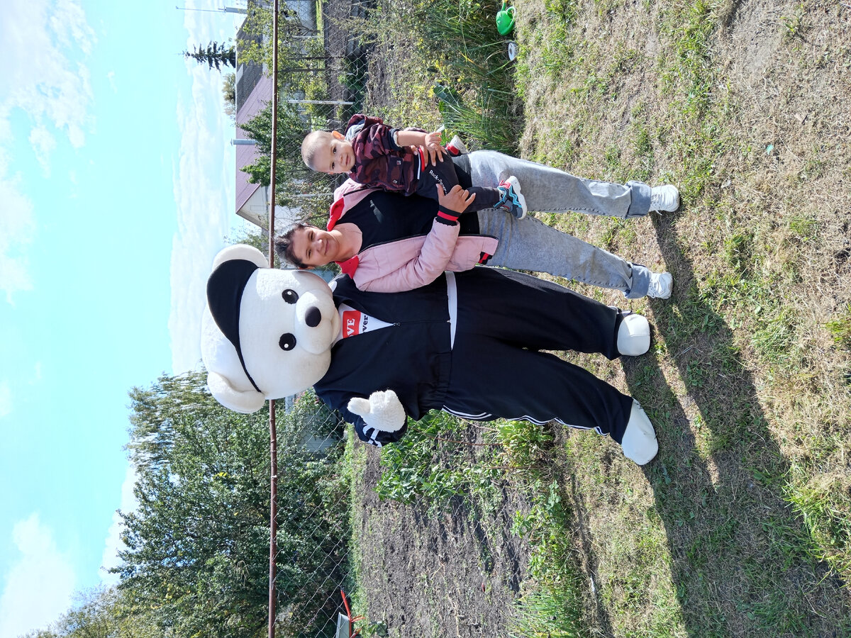 Приехали к кумовьям, а у них в гостях Мишутка отжигал😁. 