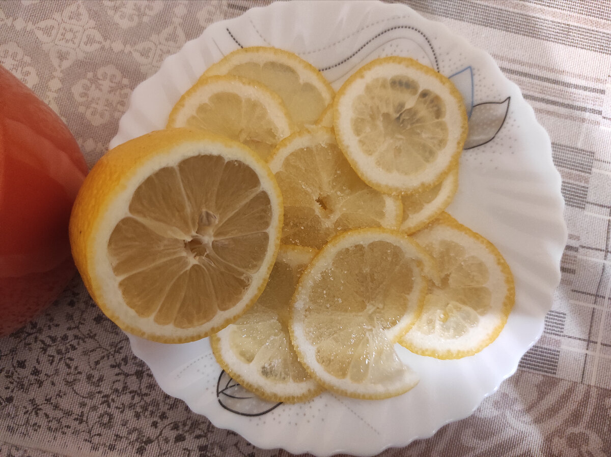Лимоны сын любит.