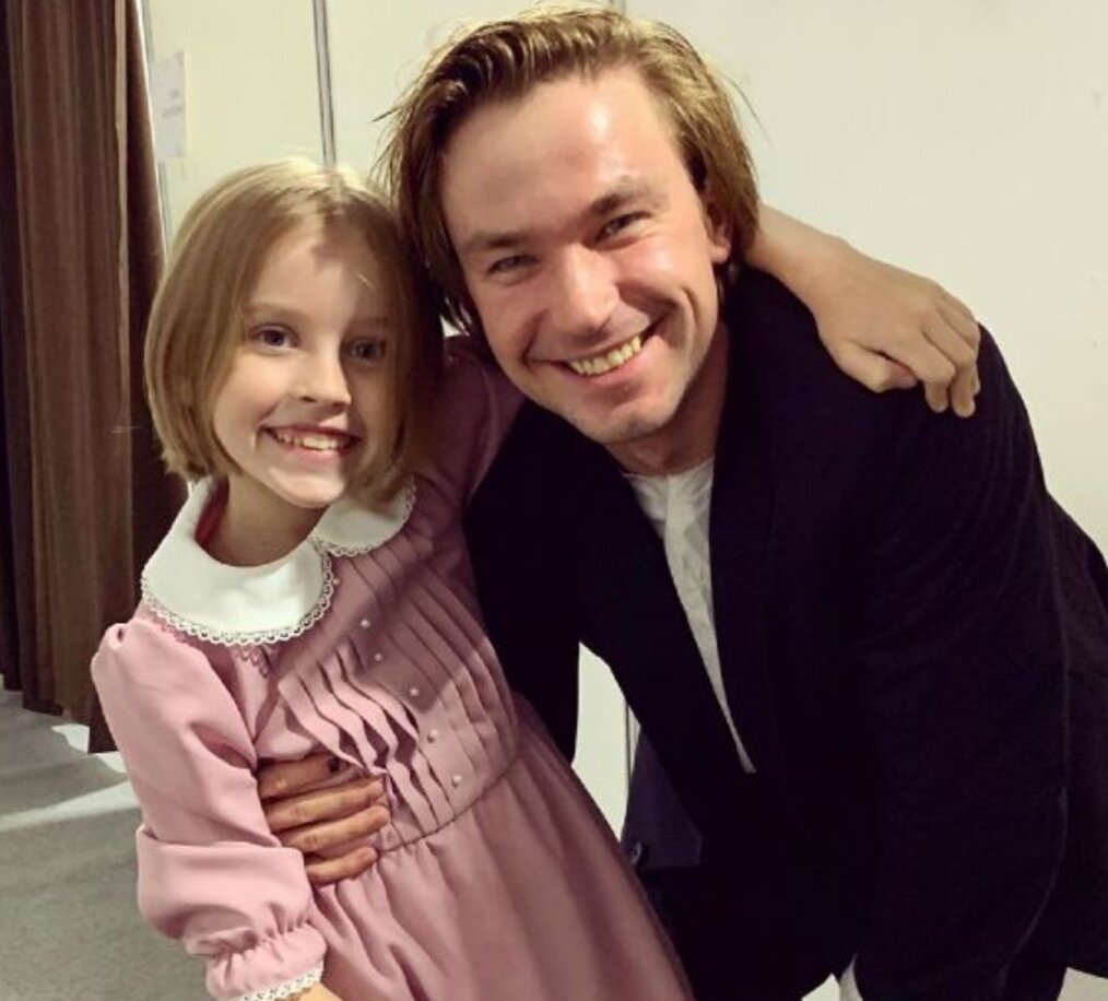 Виталия со своим другом( известным актёром,имя которого даже не следует дублировать.)