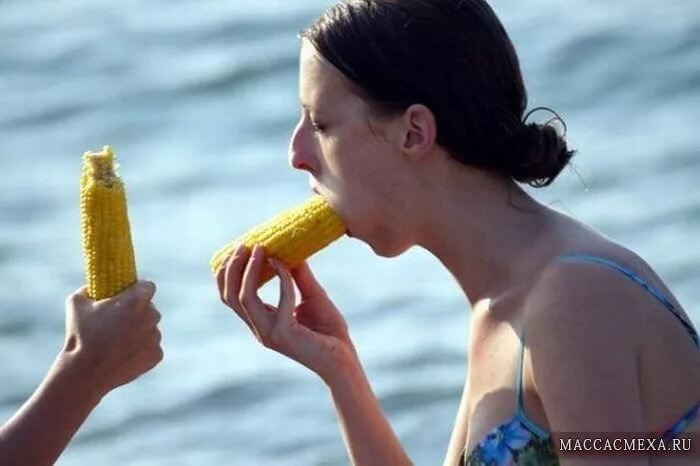 Тетке неожиданно. Кукурузина Ивана Кузина. У Ивана Кузина большая кукуруз на. Девушка с кукурузой. Девушка ест кукурузу.