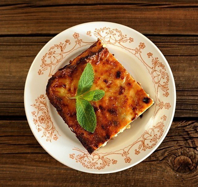 Болгарский банановый пирог с изюмом и орехами