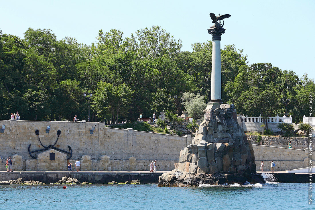 Памятник затопленным кораблям расположен в крымском. Севастополь памятник затопленным. Севастопольская бухта памятник затопленным кораблям. Орел на памятнике затопленным кораблям в Севастополе.