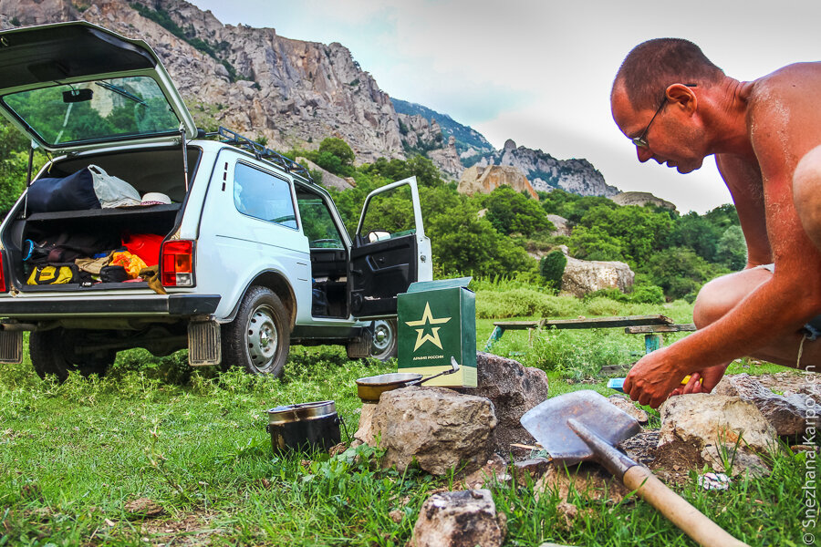  Но время идет и пора ставить лагерь. Да и подкрепиться не мешает. Все делаем быстро и одновременно. Встали мы удачно. На полянке имелся обложенные камнями очаг и разломанные скамейки рядом с бывшей коновязью в качестве топлива. Поэтому мы решили отказаться от газовой плитки и устроить романтический вечер у костра. Тут как никогда пригодилась саперная лопатка, которой я быстро нащепал досок.