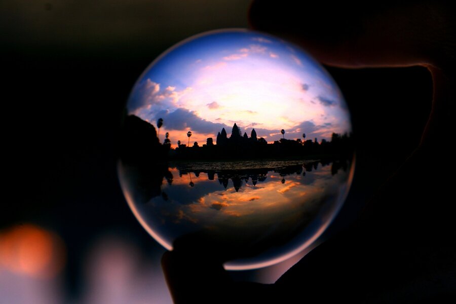 Как видеть в шаре. Хрустальный шар. Хрустальный шар мир. Отражение в стеклянном шаре.