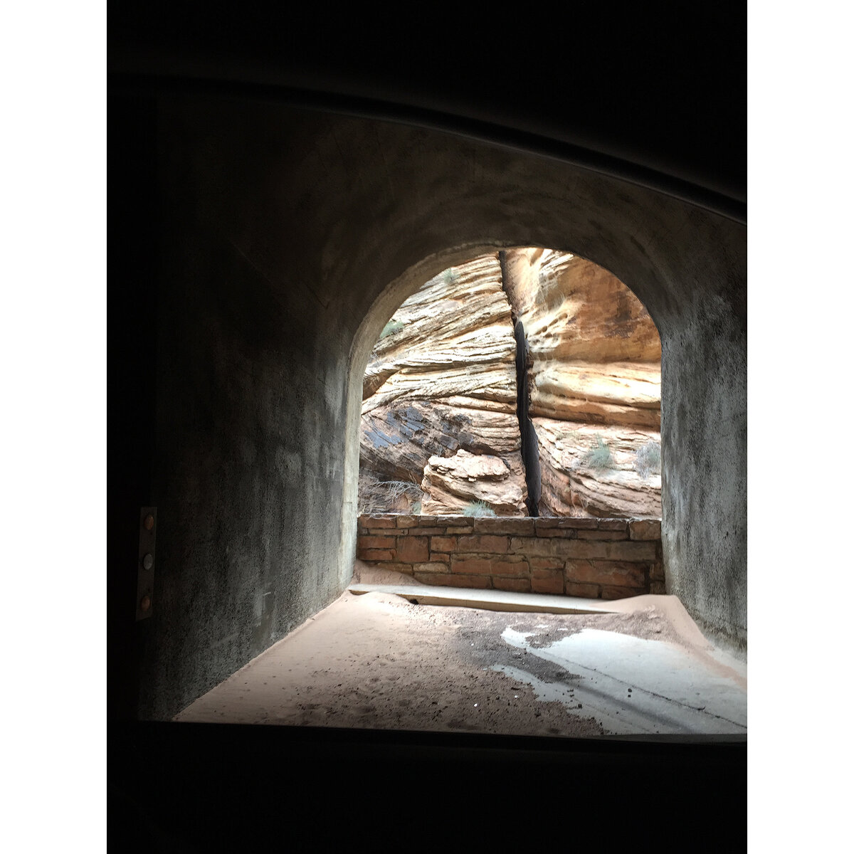 окно в тоннеле в парке  Zion