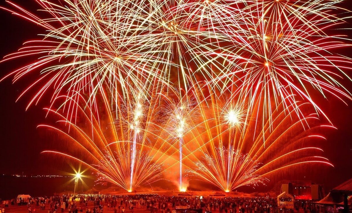 Хочу поделиться реально интересной новогодней темой: продажа фейерверков. Я думаю, никому не нужно объяснять насколько большой ажиотаж вокруг пиротехники происходит в последние несколько дней перед новым годом. 
Основная прибыль по этому направлению будет в последние 4 дня перед новым годом, но чтобы всё пошло «по маслу» необходимо начать подготовку уже сейчас, иначе вас ждет фиаско (братан). Многие думают, что это высоко конкурентный бизнес и войти туда человеку с улицы очень проблематично. Это верно, но только отчасти. 

Бизнес действительно конкурентный, но войти туда более чем реально, особенно если имеешь хоть какой-то опыт в розничной торговле. Даже если не было опыта торговли в рознице, то навыки онлайн-продаж, да хотя бы МЛ, МФ инстаграма очень подойдут и облегчат жизнь, благо в основном, воротилы этого бизнеса в твоем городе, очень плохо представлены в интернете или не представлены совсем.

Тебя уже заинтересовали цифры?)) Цифры напрямую зависят от нескольких ключевых параметров, а именно:

1) Насколько точно и четко ты будешь действовать, про кнопку бабло здесь стоит забыть

2) Вложенный капитал (нужно хотя бы 50-100к для старта)

3) Насколько правильно подобрана матрица товаров исходя из формата точки и способа реализации




Пройдемся по порядку:

1. Точные и четкие действия.

Здесь надо работать быстро, на опережение конкурентов. Для розничной точки требуется проходимое место, желательно в спальном районе. Минимальное количество препятствий на пути потенциального клиента и твоим магазином.

Многие предприниматели с опытом говорят, что в рознице 75% успеха это правильное месторасположения. В Фейерверках я это абсолютно подтверждаю. На самом деле, в рамках одной статьи не расскажешь о всех тонкостях выбора места, их очень много, особенно, с учетом специфики бизнеса.

Например, пиротехникой, нельзя торговать в жилых домах, или если торговая точка к нему примыкает и юридически имеет один и тот же адрес с жилым домом. Таких моментов много, но поскольку мы живем в России… Как всегда есть варианты решения, и отнюдь, это не взятки. Все пожарные инспекции можно легко пройти легально, в любом помещение, с любым ассортиментом. Главное знать нормативную документацию и иметь сертифицированную продукцию, подтвержденную оригинальными документами. Весь левак инспекторы проверяют на раз-два. Да, проверки будут, и скорее всего не одна.




2. Вложенный капитал.

Как и в любом бизнесе нужны вложения ресурса. В случае оказания услуг, это будет только твоё время и немного денег на рекламу. Здесь ещё нужен товар. Чем меньше капитала вложено, тем меньше будет розничная точка, а площадь розничной точки напрямую влияет на выручку, и тем чаще надо будет оборачивать и докупать товар, теряя денег на доставке и на возможной скидке от поставщика.

По опыту скажу так: используя только оффлайн заработать 200% чистыми в карман абсолютно реально и доказано нами не одним годом работы. 200% за месяц. За декабрь.

Не сложно догадаться, что грамотно подключив соц.сети можно цифру довести до 400% за месяц легко, нужно только быть готовым к пику в последние дни. Курьеры, таксисты использовать все варианты удобной доставки для клиента.




3. Насколько правильно подобрана матрица товаров исходя из формата точки и способа реализации.

По этому пункту очень важно оценить тип точки:

1) Только онлайн (соц. Сети, сайт, интернет-магазин)

2) Только оффлайн (розничная точка)

3) Онлайн+оффлайн (соц. Сети, сайт, интернет-магазин, розница)

Например, торгуя в интернете не нужно закупать много петард типа корсар-1, а торгуя в рознице - они обязательно нужны в ассортименте. Торгуя в маленьком городе нужно больше доступных фейерверков, петард, батарей салютов. Торгуя в элитном торговом центре, берите средне ценовые и премиальные батареи. Да, на них крутят не 150% наценки, а около 70%, но согласитесь заработать 16к чистыми с продажи одного премиального фейерверка приятно.

Умение правильно подобрать матрицу приходит с опытом и с правильной оценки вводных данных. Уверен, что на 3-4 Новый Год вы научитесь очень точно определять необходимую матрицу товара.




Блок цифр.

100 000 рублей в товар – точка 10м2

250 000 рублей рублей в товар – точка 35 м2

400 000 рублей рублей в товар – точка 80 м2, но разумнее открыть 2 точки по 40м2

700 000 рублей рублей в товар – точка 130 м2, но разумнее открыть 2-3 точки в городе




Вам нужно ещё:

- Помещение (Аренду заплатить за декабрь и можно 5-7 дней Января зацепить);

- Бытовая техника (музыка, телевизоры)

- Касса, компьютер для учета, сканеры штрих кодов

- прилавки и витрины

- Пожарная сигнализация (если она отсутствует)

- Прочие расходы по мелочи.

Вот здесь вам очень пригодится опыт розницы, если у вас его нет. Все эти расходы можно свести к абсолютному минимуму.

Ребята, не упустите возможность. 

Рекорд заработка по 900 000р на партнера (2 человека) с 4 точек в городе 350к человек.

В теме ещё присутствую нюансы, все не расскажешь, но спалено в этом тексте очень много.

 