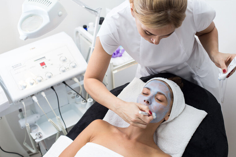 Пилинг щадящий. Он устраняет кожные проблемы, а не маскирует их.