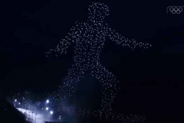 Фигура сноубордиста на шоу дронов.