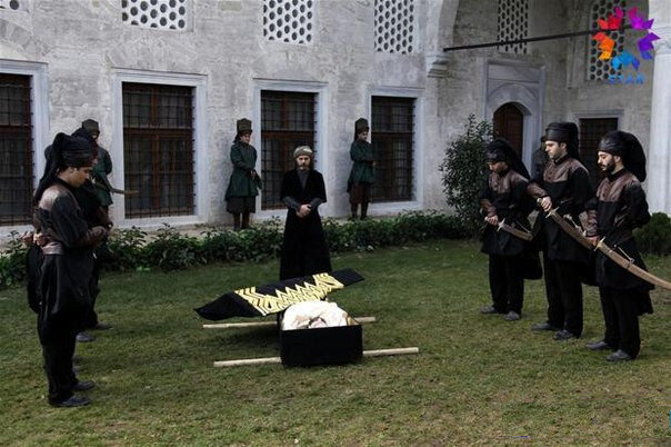 Кадр из сериала "Великолепный век". Гроб принесли во двор дворца Хатидже, чтобы та попрощалась с мужем