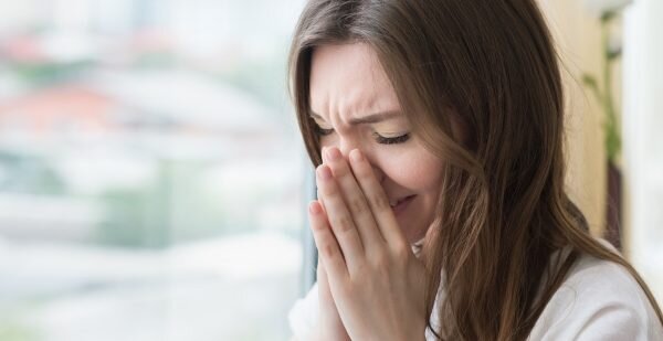 
 Грибковые заболевания. Долго длящийся сильный зуд, много слизи, чихание, образовываются корочки и язвочки, краснеет слизистая оболочка.