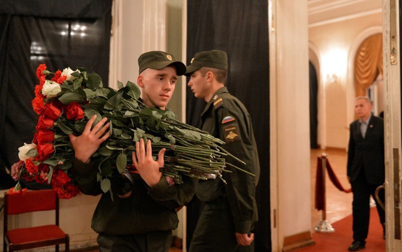 Прощание в траурном зале. Прощание в Колонном зале. Оформление зала у прощанию солдата. Залп на траурной церемонии в Москве.