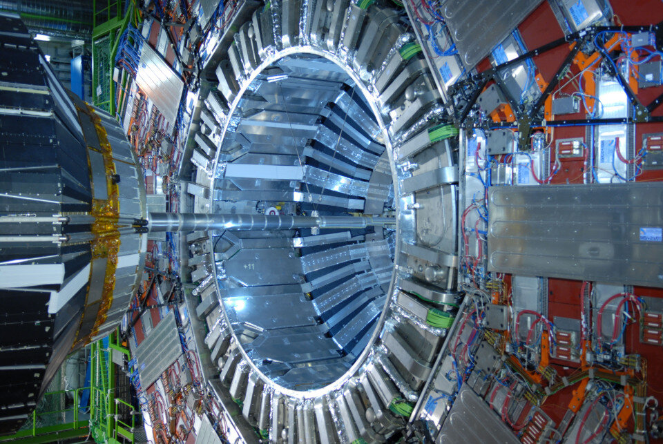 ALAMY8Ученые CERN изучают возможность других измерений с использованием Большого адронного коллайдера