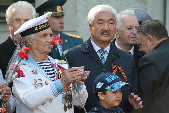 
Ханхалаев Александр, Митинг у "Вечного огня Славы" в Иркутске, 9 мая 2014 года., фотограф: Артем Илошваи © Проект "Лица Сибири"